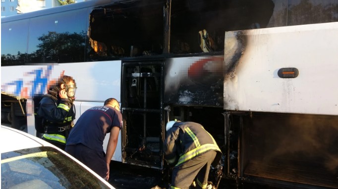 Faciadan dönüldü: Park halindeki boş yolcu otobüsünde yangın 4