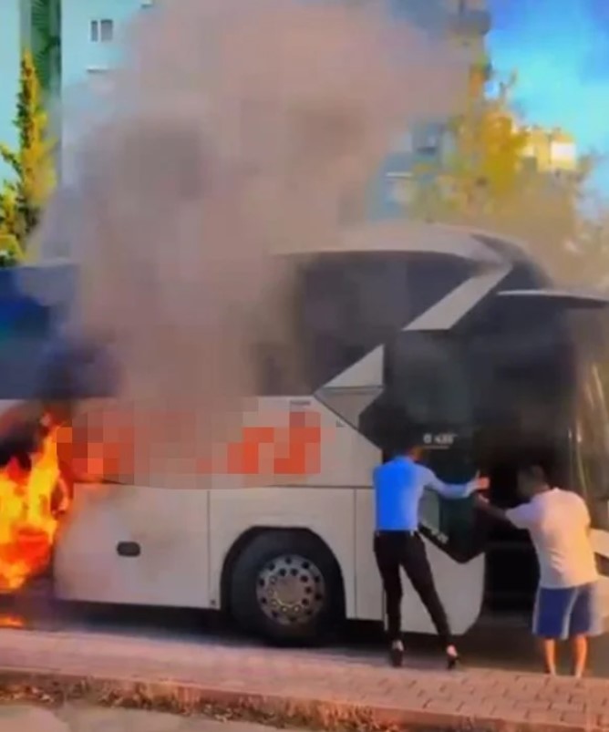 Faciadan dönüldü: Park halindeki boş yolcu otobüsünde yangın 2