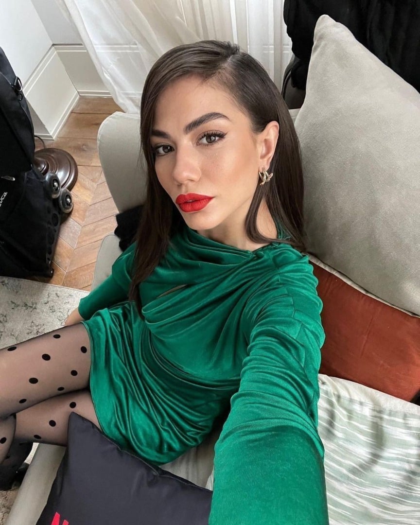 Demet Özdemir'in deniz içindeki pozu olay oldu 28