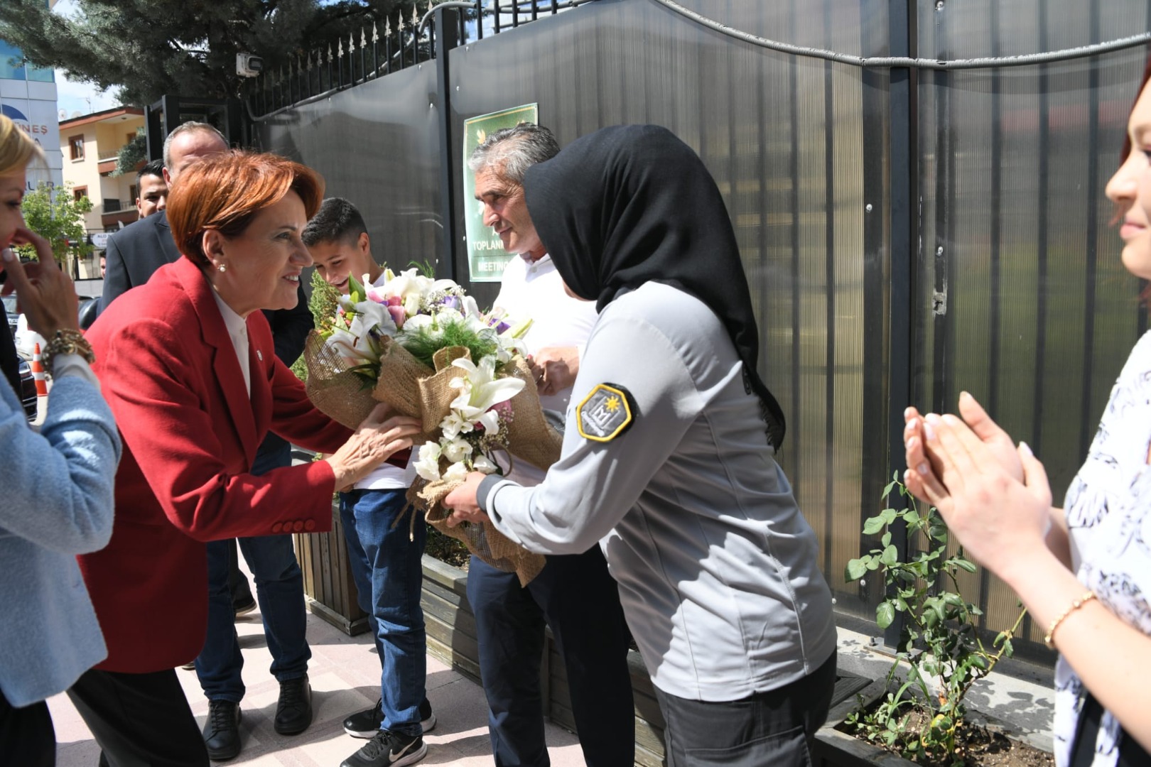 Meral Akşener doğum gününde çiçeklerle karşılandı 3