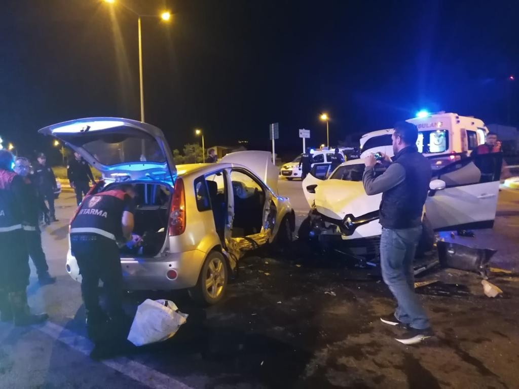 Sivas'ta iki otomobilin çarpıştığı kazada 8 kişi yaralandı 4
