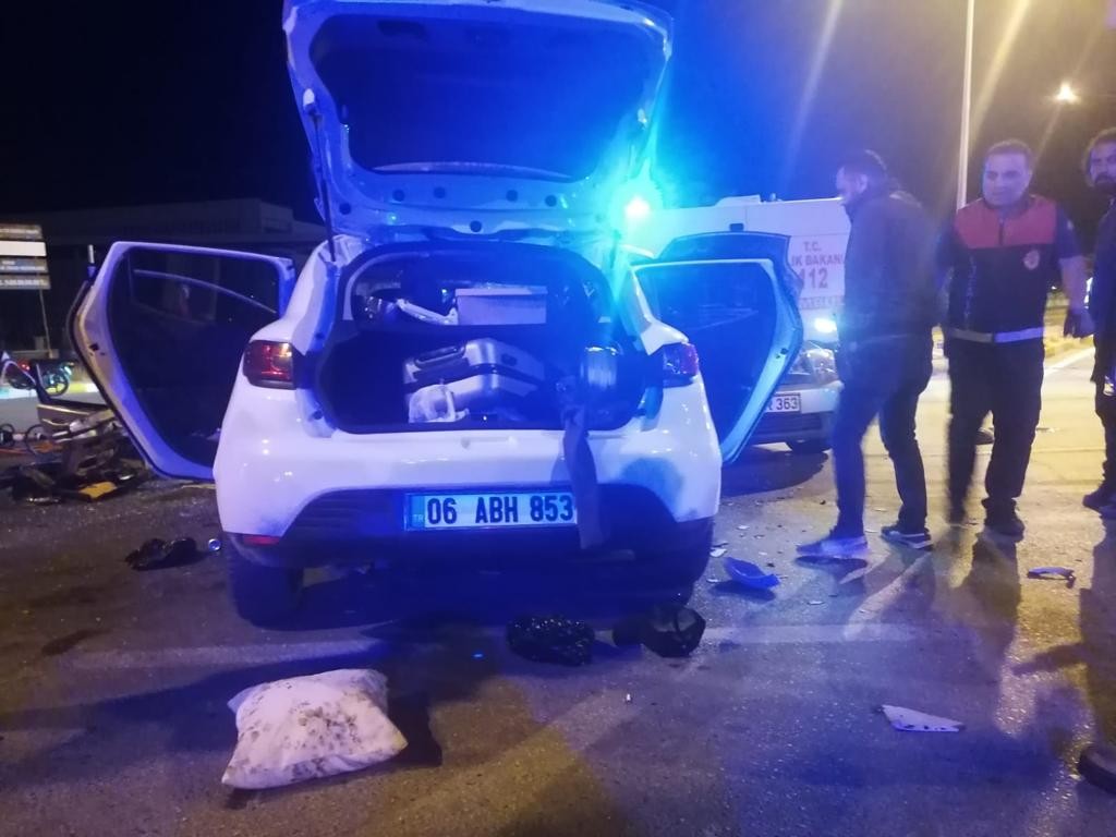 Sivas'ta iki otomobilin çarpıştığı kazada 8 kişi yaralandı 3