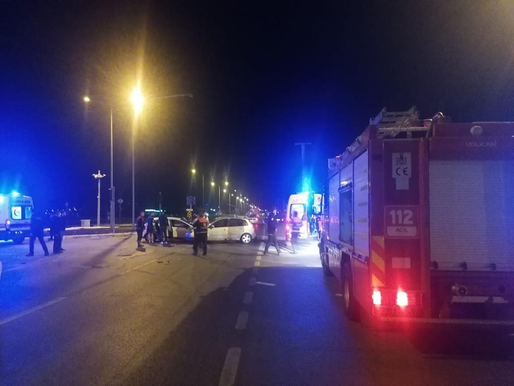 Sivas'ta iki otomobilin çarpıştığı kazada 8 kişi yaralandı 2