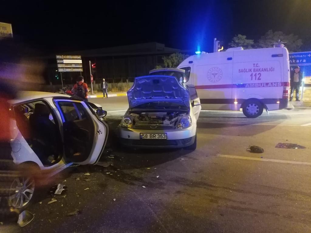 Sivas'ta iki otomobilin çarpıştığı kazada 8 kişi yaralandı 1