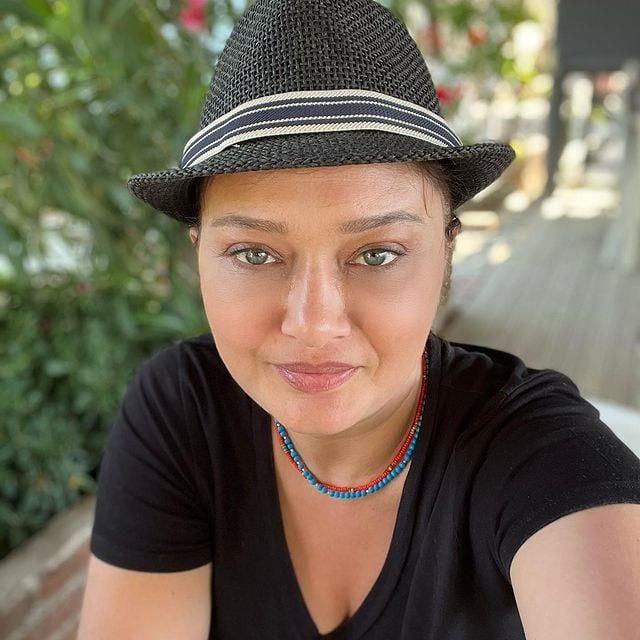 Nurgül Yeşilçay kırmızı bikini ile kuma yattı, yüzünü bez ile kapattı. Yüzünün makyajsız halini de çekinmeden paylaştı 30