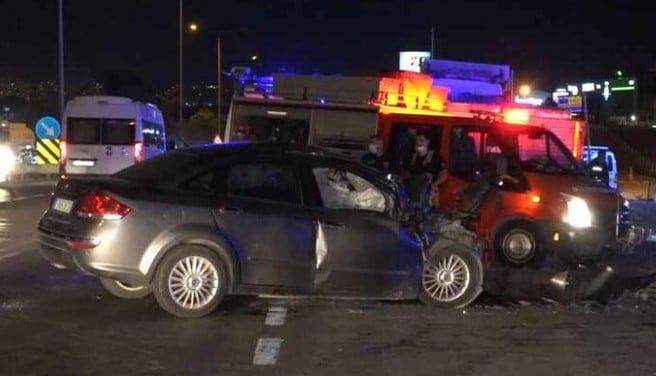 U dönüşü yapan TIR'la otomobil çarpıştı: 2 ölü, 2 ağır yaralı 8