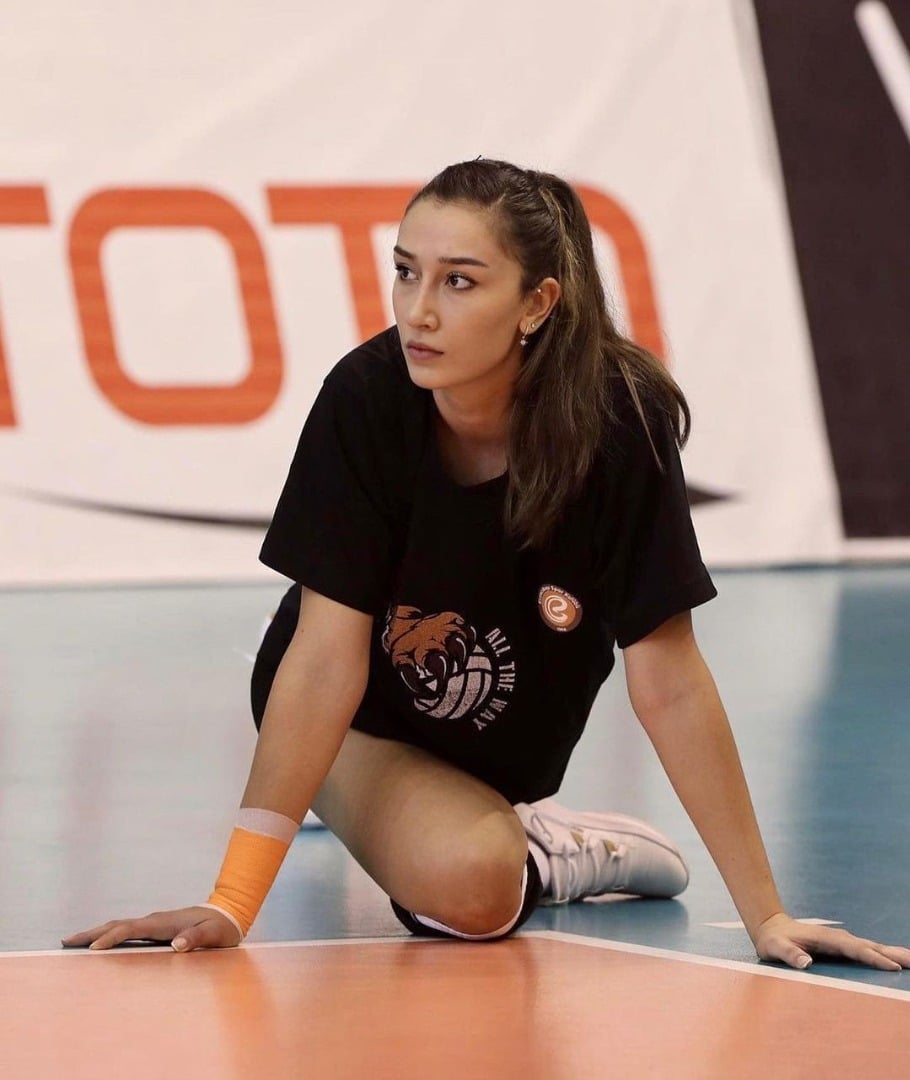 Milli voleybolcu Hande Baladın bikiniden sonra bir elbise giydi herkes ona baktı 4