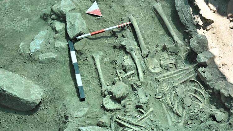 Ayasuluk Tepesi’nde yeni iskeletler bulundu! Bizans dönemine ait, üst üste gömülmüş… 17