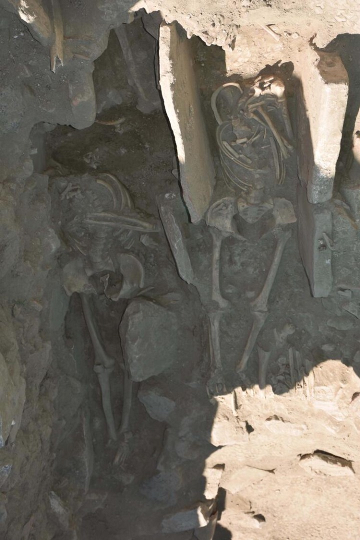 Ayasuluk Tepesi’nde yeni iskeletler bulundu! Bizans dönemine ait, üst üste gömülmüş… 19