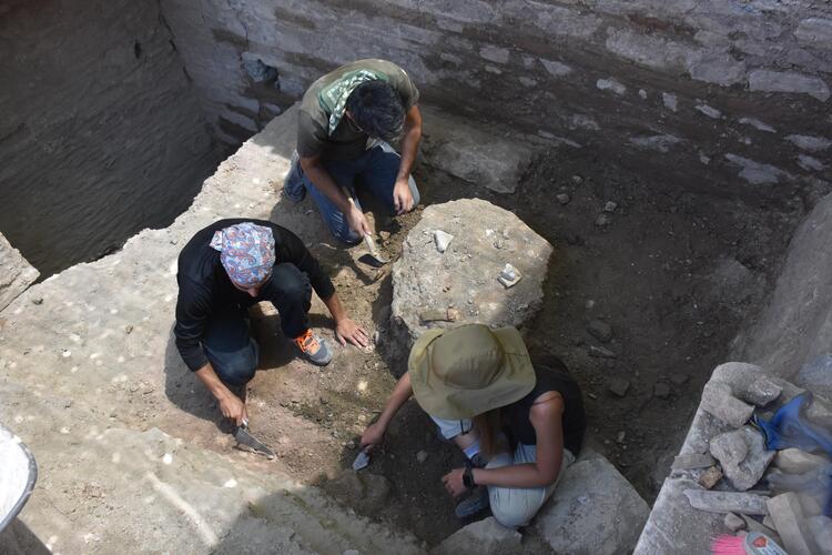 Ayasuluk Tepesi’nde yeni iskeletler bulundu! Bizans dönemine ait, üst üste gömülmüş… 16