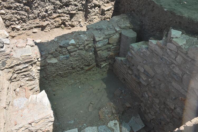 Ayasuluk Tepesi’nde yeni iskeletler bulundu! Bizans dönemine ait, üst üste gömülmüş… 6