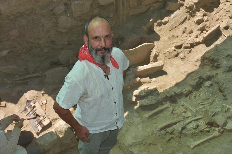 Ayasuluk Tepesi’nde yeni iskeletler bulundu! Bizans dönemine ait, üst üste gömülmüş… 3