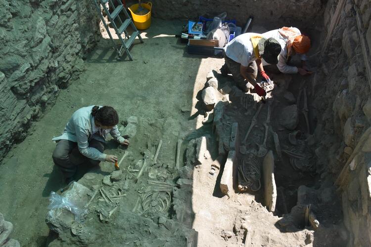 Ayasuluk Tepesi’nde yeni iskeletler bulundu! Bizans dönemine ait, üst üste gömülmüş… 4