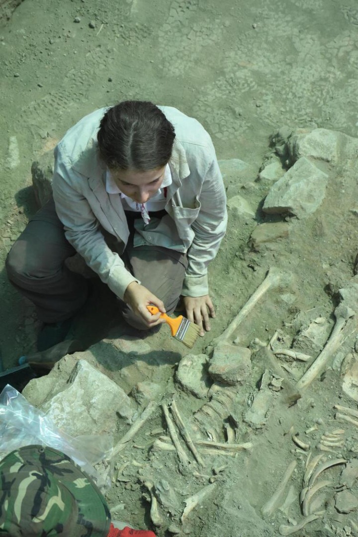 Ayasuluk Tepesi’nde yeni iskeletler bulundu! Bizans dönemine ait, üst üste gömülmüş… 2