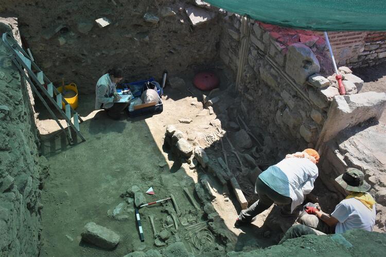 Ayasuluk Tepesi’nde yeni iskeletler bulundu! Bizans dönemine ait, üst üste gömülmüş… 1