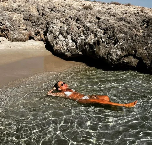 51 yaşındaki Saba Tümer bikinili fotoğrafı ve fit vücudu ile sosyal medyayı yıktı geçti 9