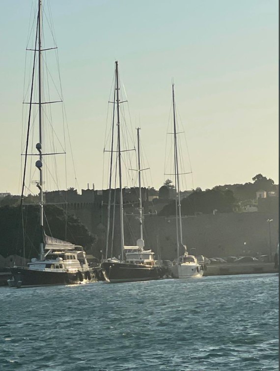 İnan Kıraç 12 günlük erzak aldığı teknesinin güvertesine ilk kez çıktı | Sedat Peker'in sürekli bahsettiği İnan Kıraç Yunan adasında görüntülendi 6