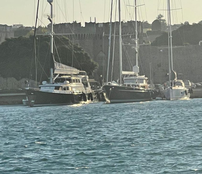 İnan Kıraç 12 günlük erzak aldığı teknesinin güvertesine ilk kez çıktı | Sedat Peker'in sürekli bahsettiği İnan Kıraç Yunan adasında görüntülendi 5