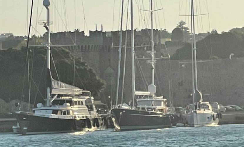 İnan Kıraç 12 günlük erzak aldığı teknesinin güvertesine ilk kez çıktı | Sedat Peker'in sürekli bahsettiği İnan Kıraç Yunan adasında görüntülendi 18
