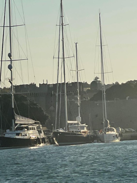 İnan Kıraç 12 günlük erzak aldığı teknesinin güvertesine ilk kez çıktı | Sedat Peker'in sürekli bahsettiği İnan Kıraç Yunan adasında görüntülendi 14