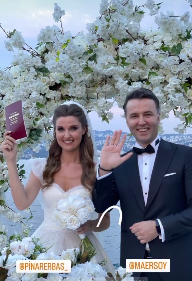 Habertürk TV'nin ünlü habercisi Mehmet Akif Ersoy yan odadaki spikerle evlendi. Afganistan'a ilk giderek herkese gazetecilik dersi vermişti 19