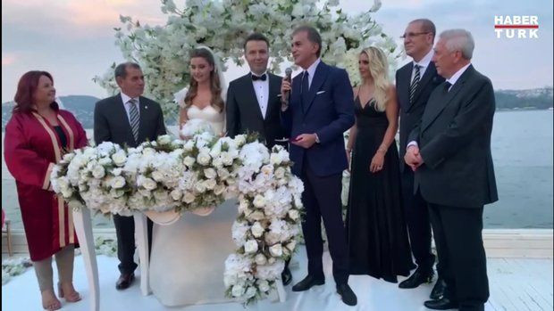 Habertürk TV'nin ünlü habercisi Mehmet Akif Ersoy yan odadaki spikerle evlendi. Afganistan'a ilk giderek herkese gazetecilik dersi vermişti 4
