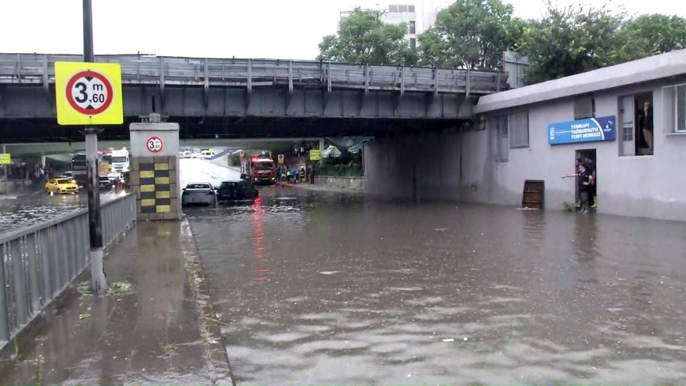 Yenikapı alt geçidini su bastı araçlar mahsur kaldı 3