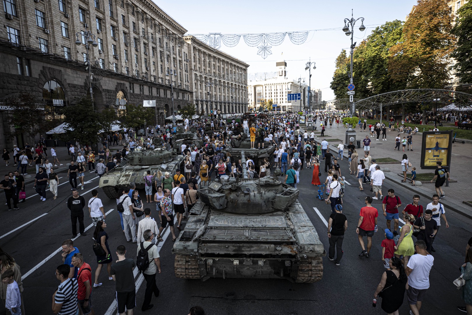 Ukrayna tarafından ele geçirilen Rus askeri zırhlıları Kiev'de sergileniyor 40