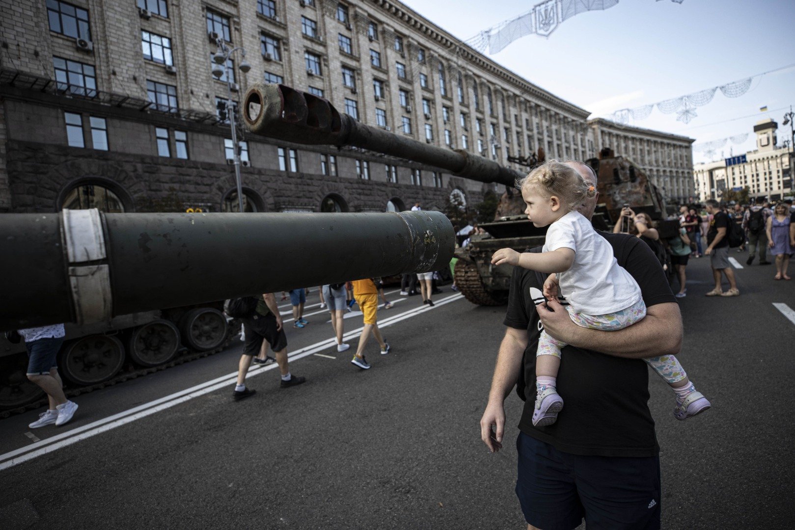 Ukrayna tarafından ele geçirilen Rus askeri zırhlıları Kiev'de sergileniyor 27