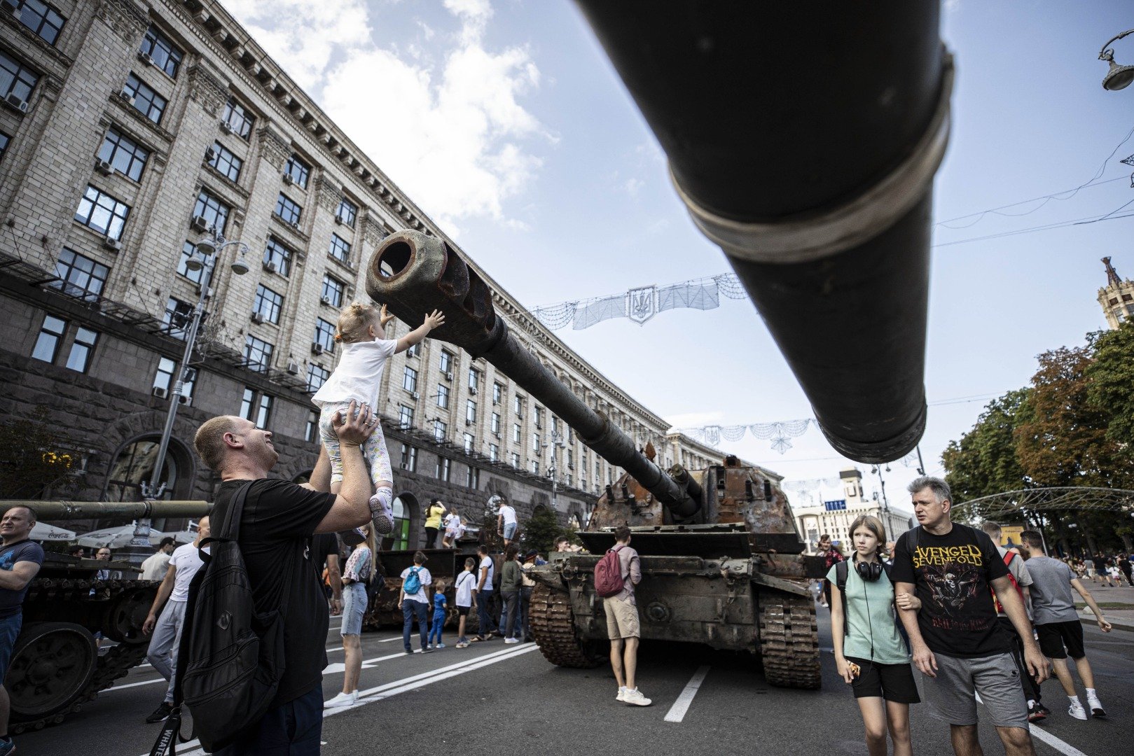 Ukrayna tarafından ele geçirilen Rus askeri zırhlıları Kiev'de sergileniyor 30