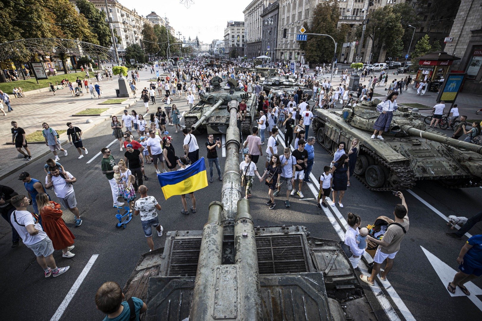 Ukrayna tarafından ele geçirilen Rus askeri zırhlıları Kiev'de sergileniyor 38