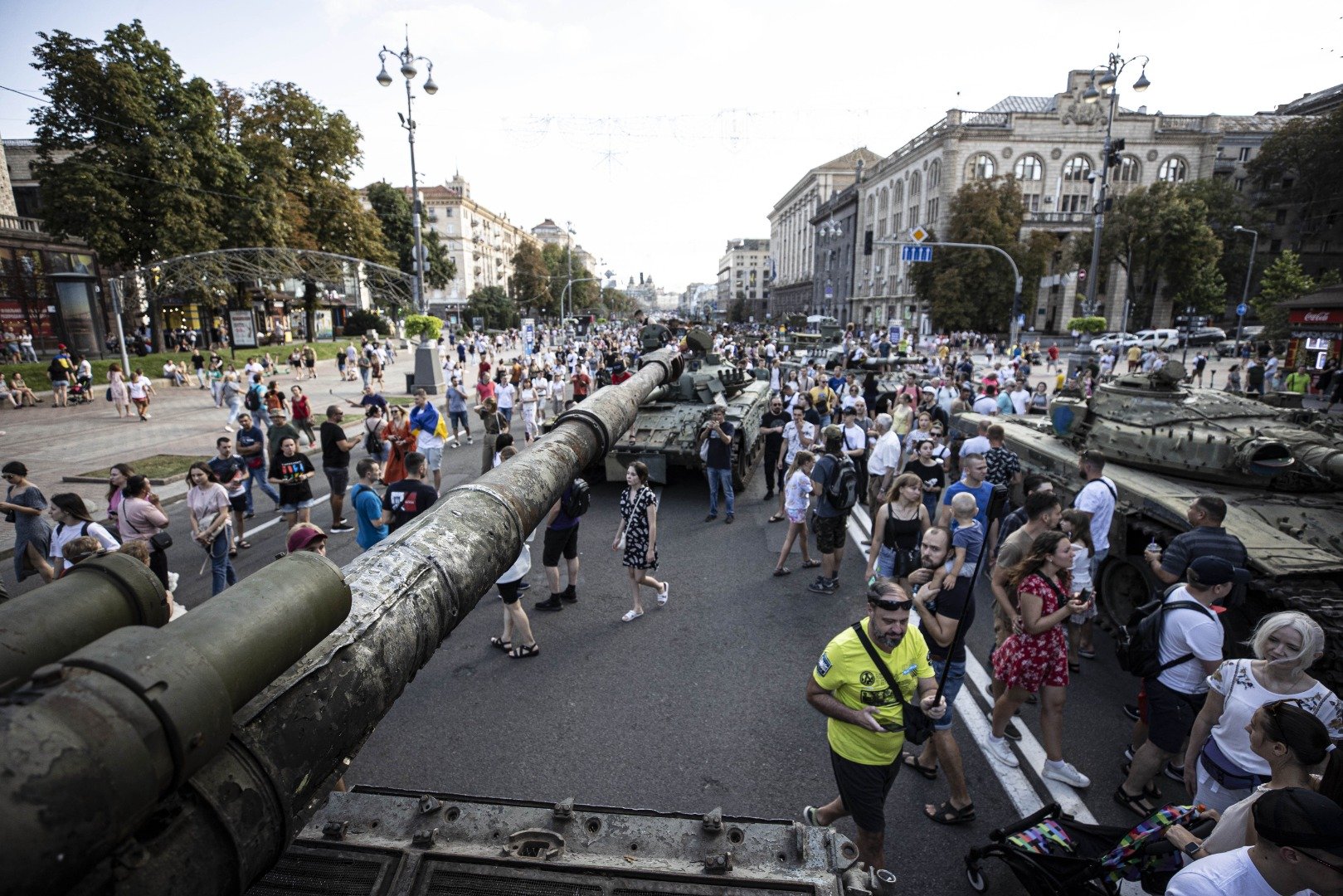 Ukrayna tarafından ele geçirilen Rus askeri zırhlıları Kiev'de sergileniyor 32