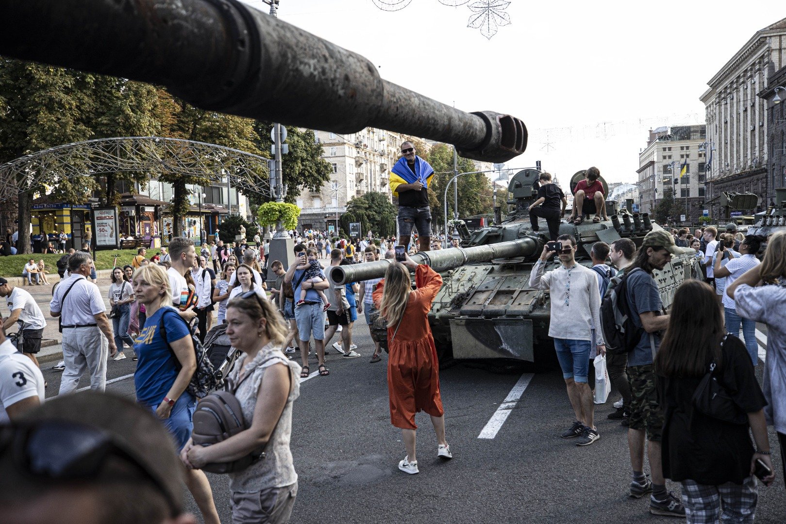 Ukrayna tarafından ele geçirilen Rus askeri zırhlıları Kiev'de sergileniyor 33