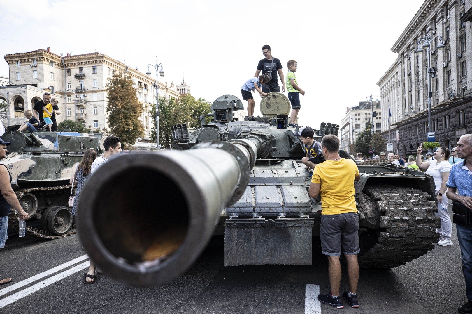 Ukrayna tarafından ele geçirilen Rus askeri zırhlıları Kiev'de sergileniyor 26