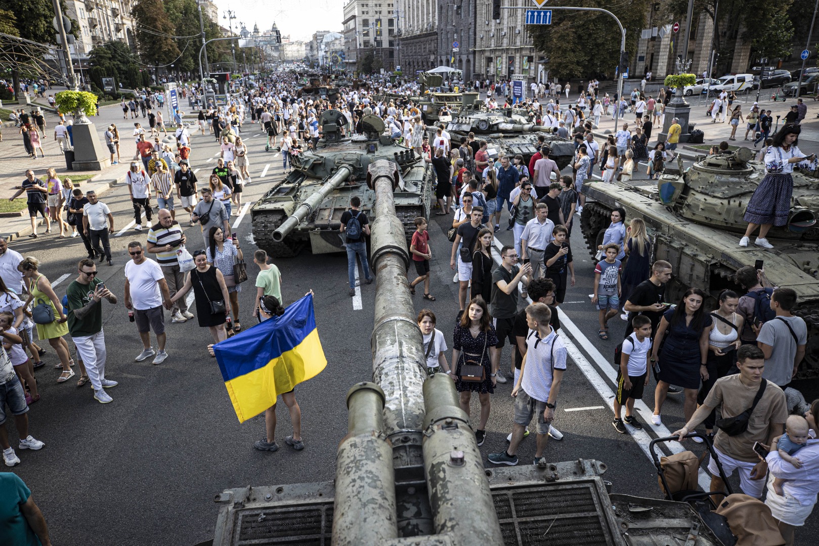 Ukrayna tarafından ele geçirilen Rus askeri zırhlıları Kiev'de sergileniyor 37