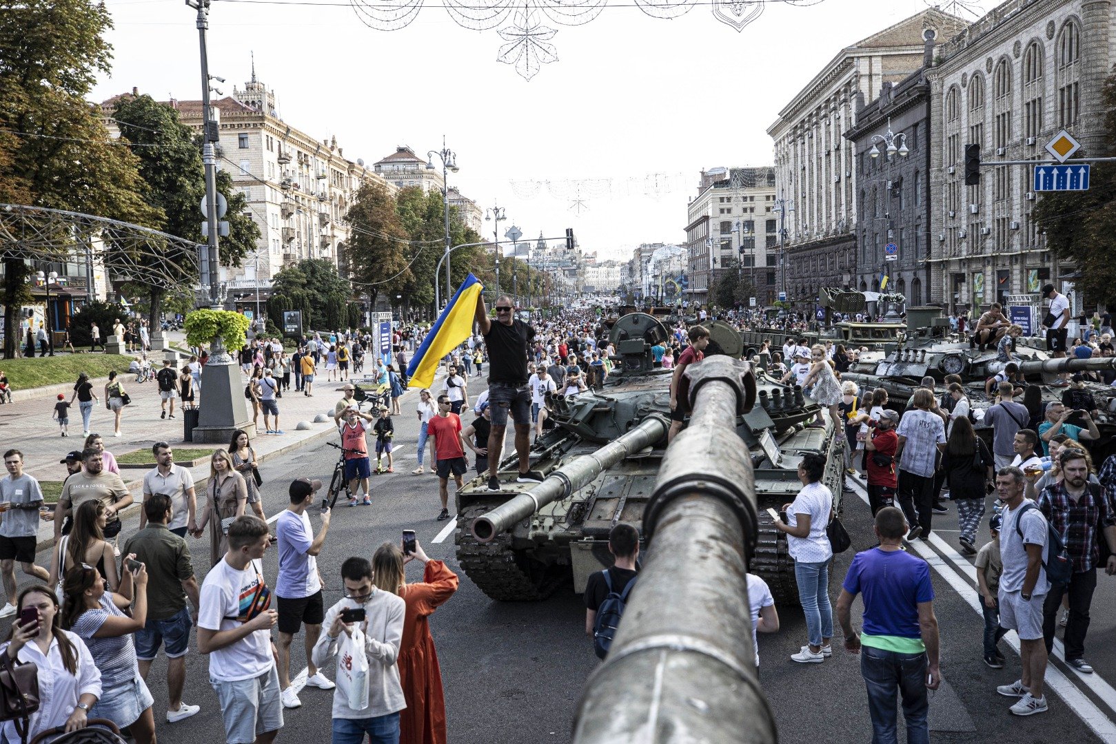 Ukrayna tarafından ele geçirilen Rus askeri zırhlıları Kiev'de sergileniyor 35