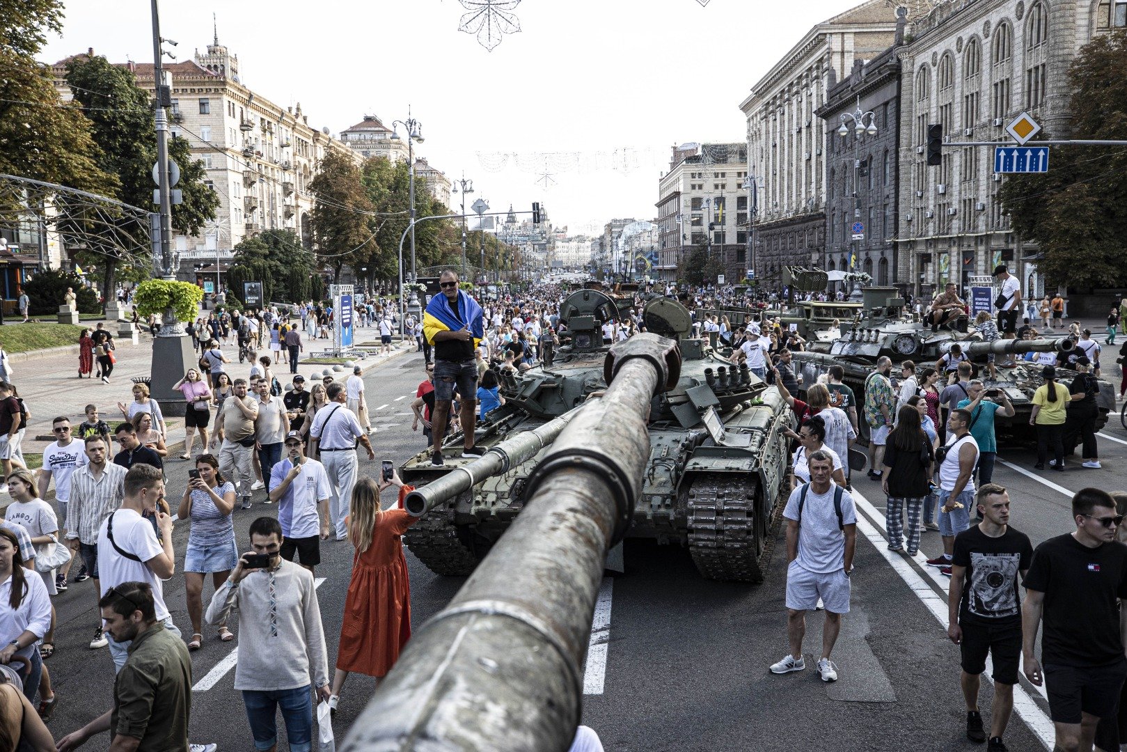 Ukrayna tarafından ele geçirilen Rus askeri zırhlıları Kiev'de sergileniyor 34