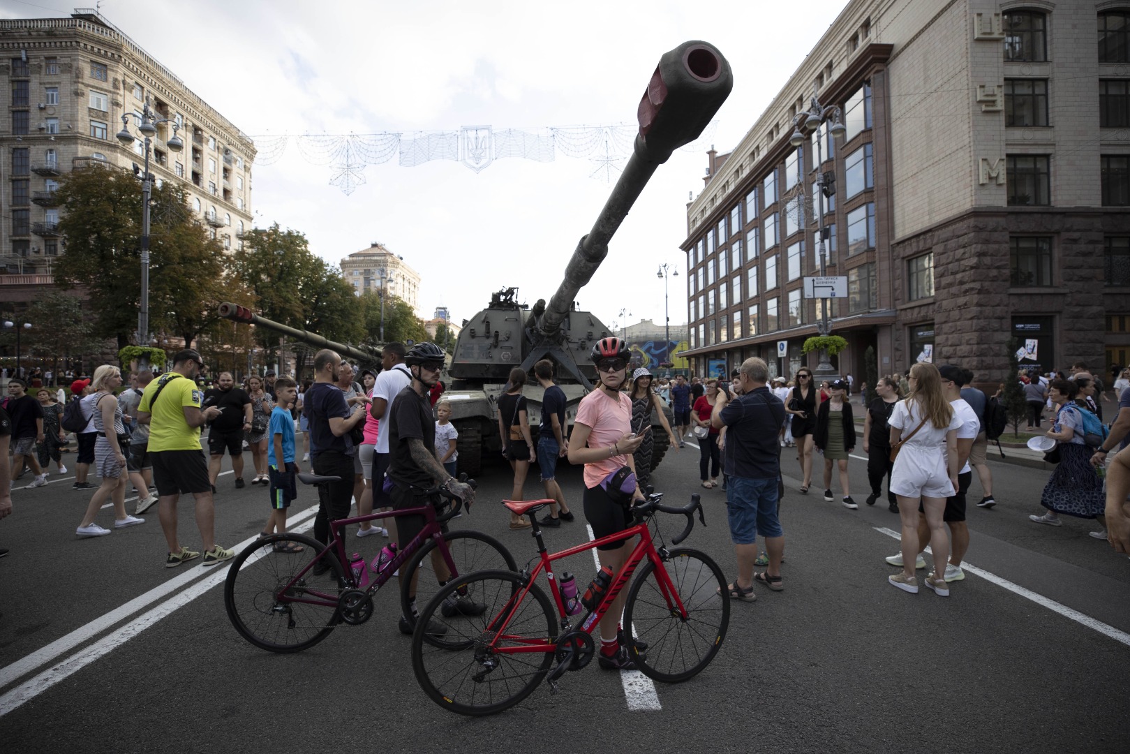 Ukrayna tarafından ele geçirilen Rus askeri zırhlıları Kiev'de sergileniyor 13