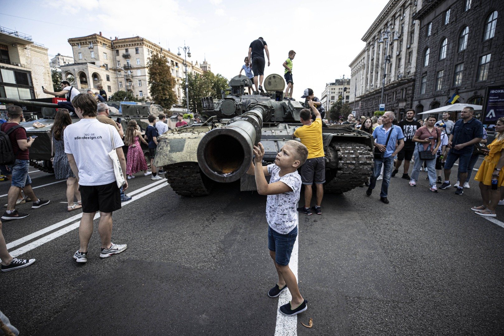 Ukrayna tarafından ele geçirilen Rus askeri zırhlıları Kiev'de sergileniyor 25