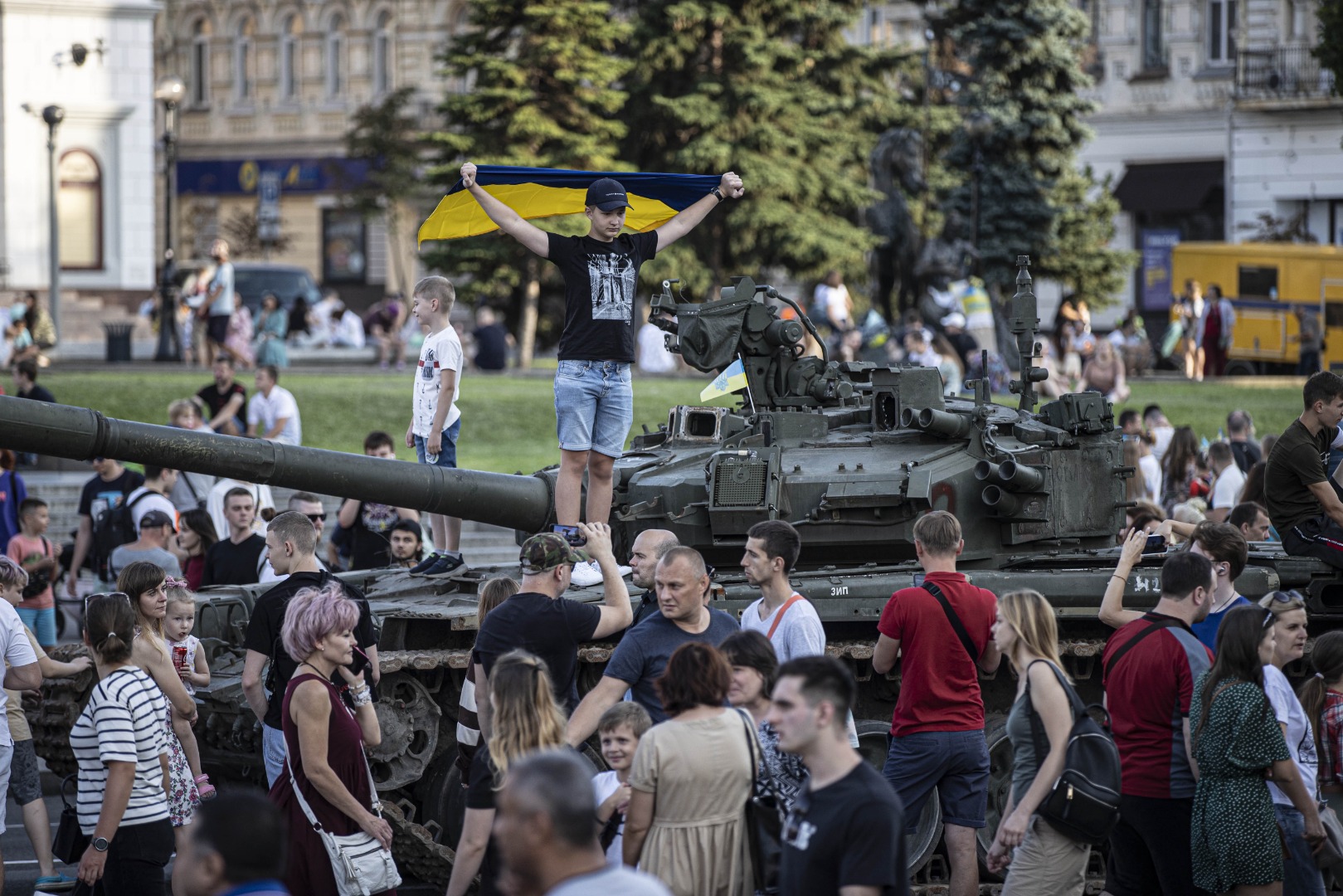 Ukrayna tarafından ele geçirilen Rus askeri zırhlıları Kiev'de sergileniyor 1