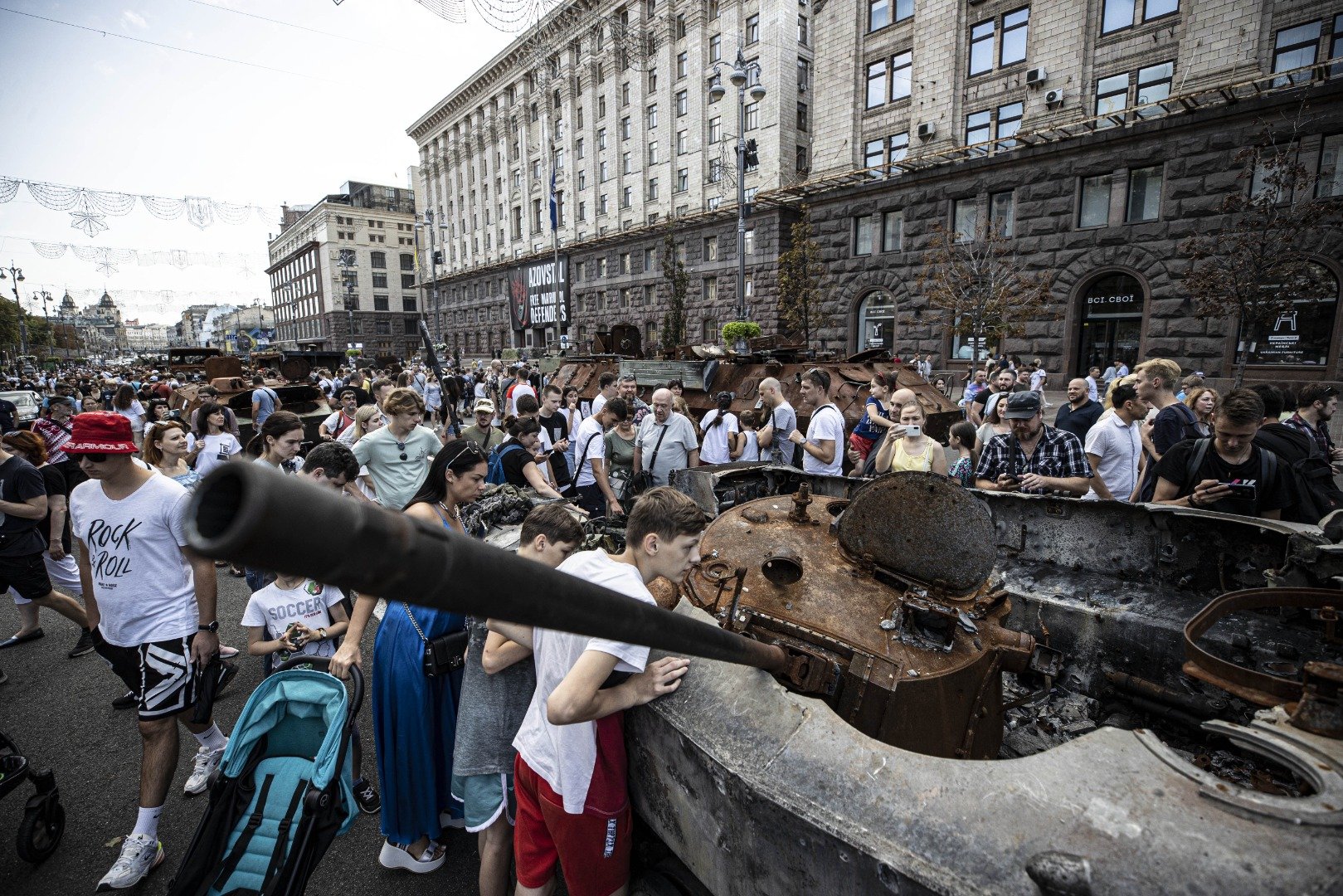 Ukrayna tarafından ele geçirilen Rus askeri zırhlıları Kiev'de sergileniyor 20