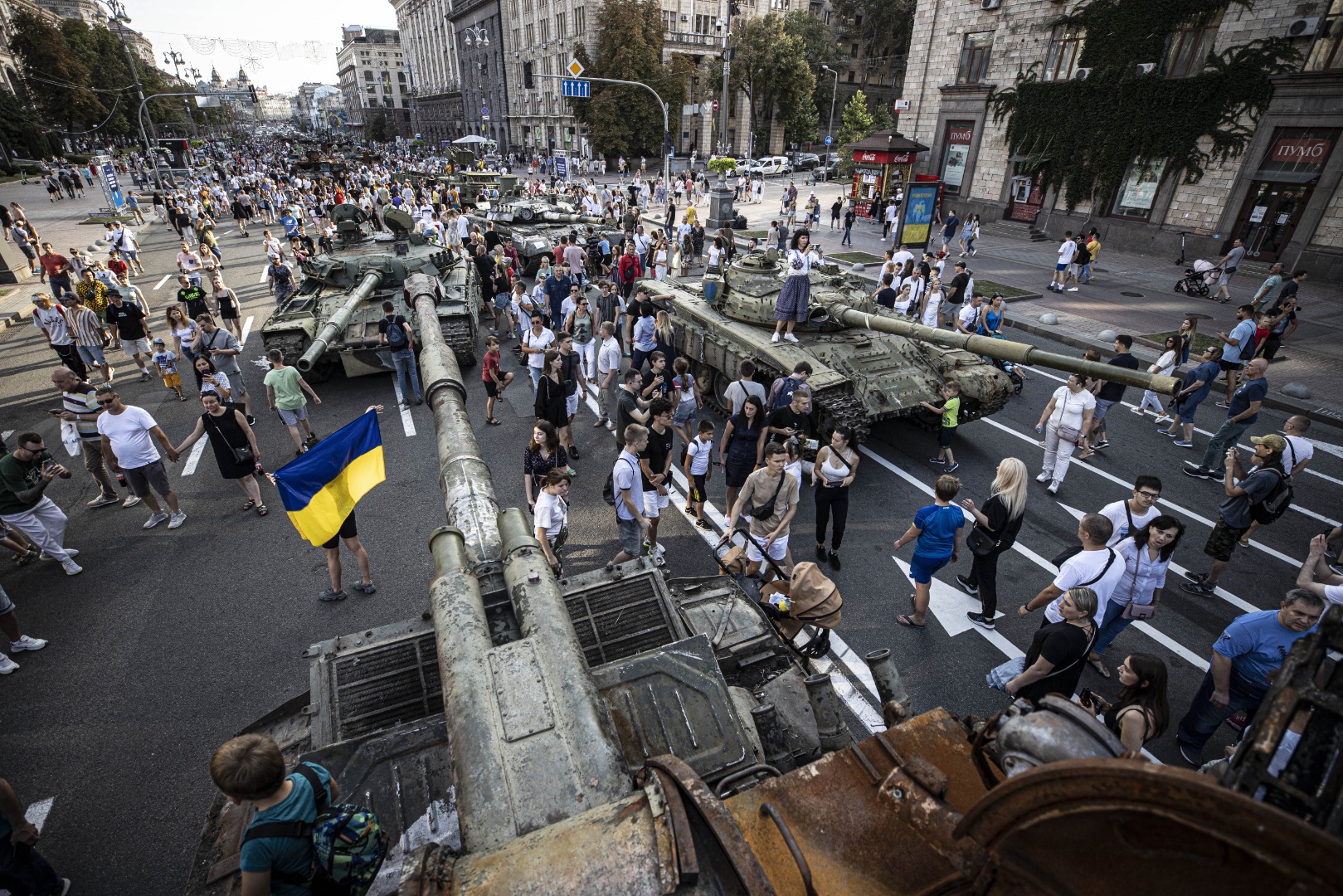 Ukrayna tarafından ele geçirilen Rus askeri zırhlıları Kiev'de sergileniyor 28