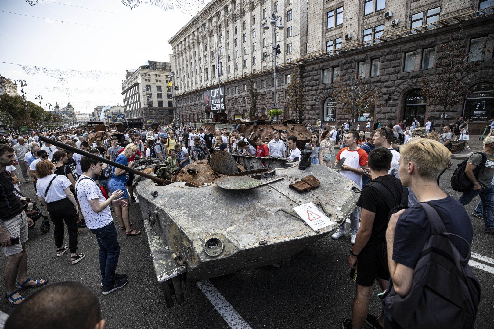 Ukrayna tarafından ele geçirilen Rus askeri zırhlıları Kiev'de sergileniyor 19