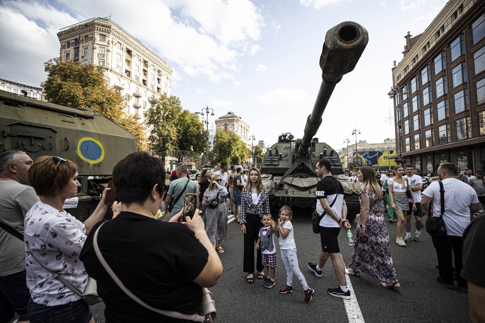 Ukrayna tarafından ele geçirilen Rus askeri zırhlıları Kiev'de sergileniyor 8