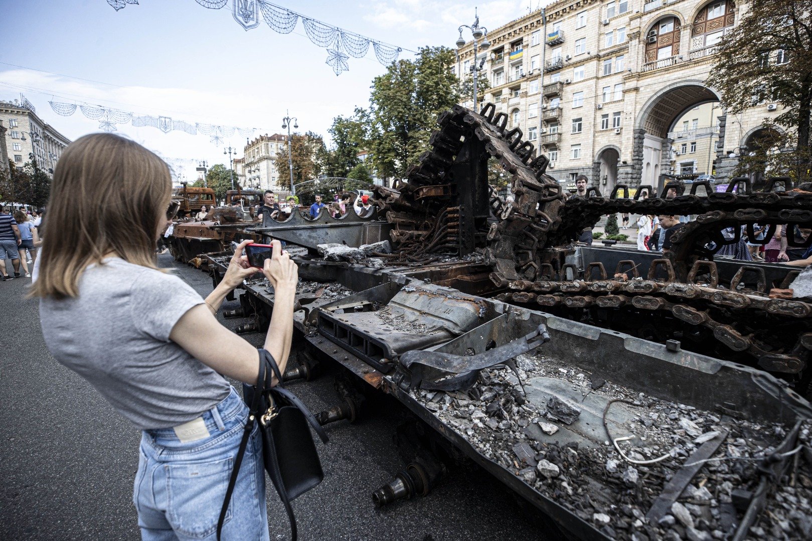 Ukrayna tarafından ele geçirilen Rus askeri zırhlıları Kiev'de sergileniyor 18