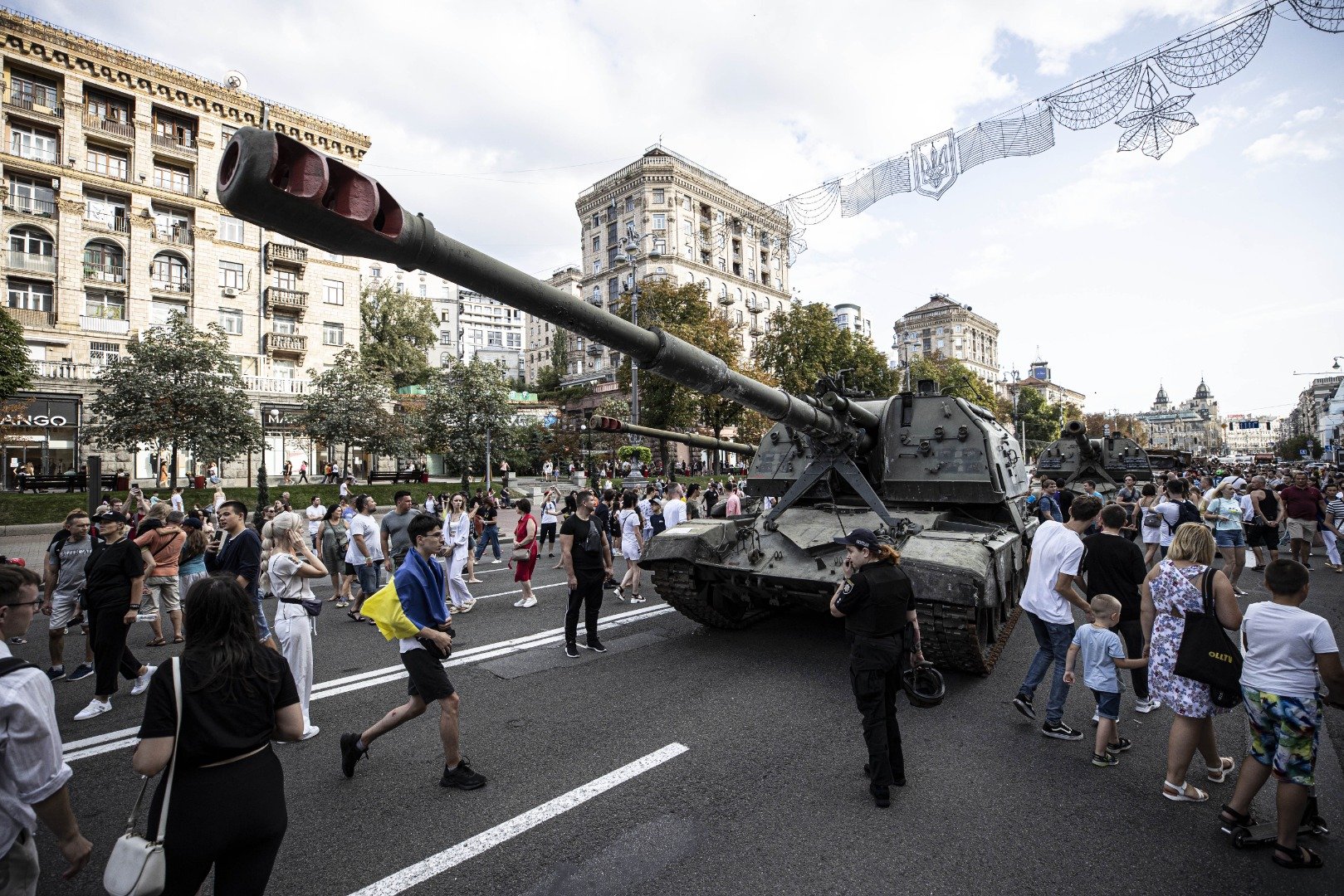 Ukrayna tarafından ele geçirilen Rus askeri zırhlıları Kiev'de sergileniyor 12