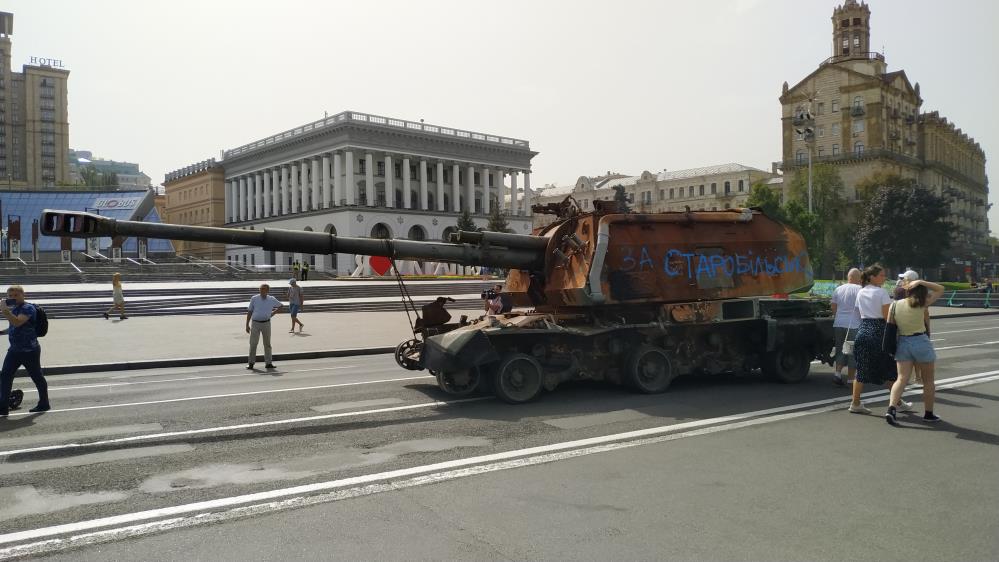 Ukrayna yönetimi Ruslar'dan ele geçirilen tank ve askeri teçhizatı Kiev'de sergiledi 9