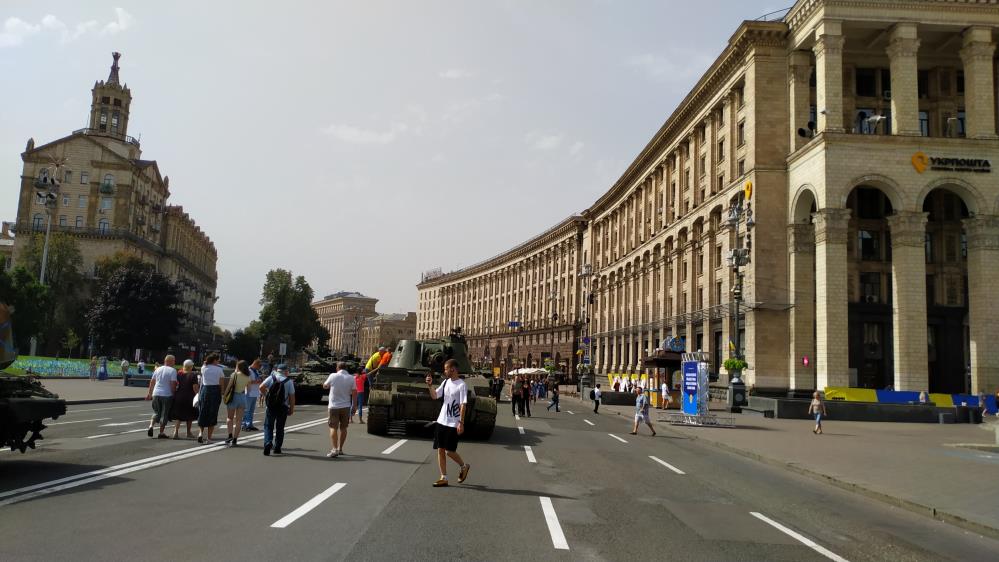 Ukrayna yönetimi Ruslar'dan ele geçirilen tank ve askeri teçhizatı Kiev'de sergiledi 8