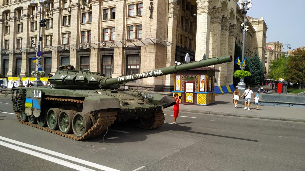 Ukrayna yönetimi Ruslar'dan ele geçirilen tank ve askeri teçhizatı Kiev'de sergiledi 7