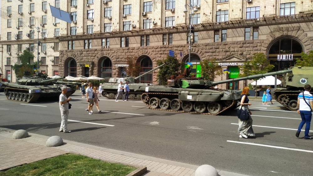 Ukrayna yönetimi Ruslar'dan ele geçirilen tank ve askeri teçhizatı Kiev'de sergiledi 6